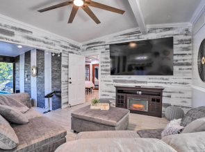 Modern Seminole Home w/ Patio, 3 Mi to Beach!
