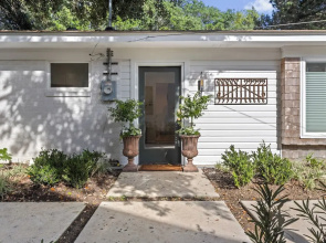Chic Ocean Springs Vacation Rental Near Downtown!