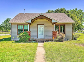 Centrally Located Lawton Home: Dogs Welcome!