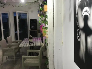 Kuca na reci za zurke atina s