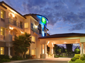 Holiday Inn Express & Suites Corona by IHG