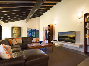 The Bali Hut on the Waters of the Central Gold Coast Apartment 5