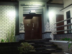 Rumah Putih Abu Abu