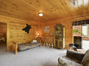 Spacious Cubby Bear Cabin with Private Hot Tub by Redawning