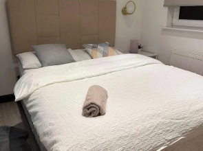 Modern Apartment-sleeps6-parking-seft Check in