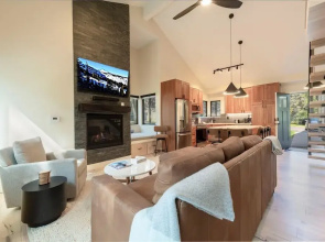 Stylish 4BR Canyons Village-Walk to Cabriolet-Hidden Creek 37D