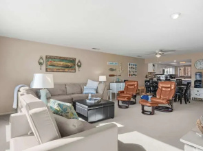 Easy Breezy Lakefront for 6