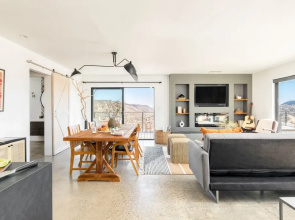 Dakota House by Avantstay Modern Oasis Surrounded in Nature w/ Hot Tub & Views