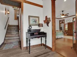 NEW Luxury One Block to Main St With Hot tub and Fire pit