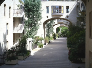 2 BR next to Old City with Patio by FeelHome