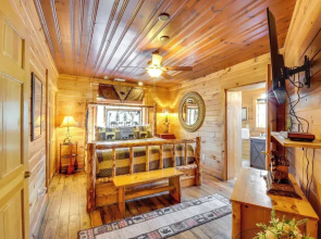 Riverfront Helen Cabin w/ Hot Tub & Deck!