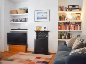 Cosy 1 Bedroom Modern Maisonette with Summertime Balcony