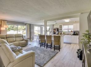 Bright Ormond Beach Home ~ 14 Mi to Daytona!