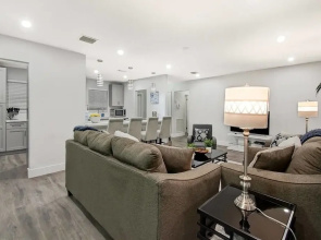 Comfortable Luxurious Home with Hot Tub, Near the Beach