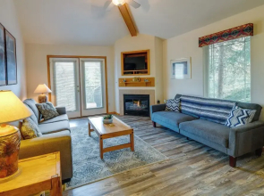 Resort-style Klamath Falls Home, Golf Course View!