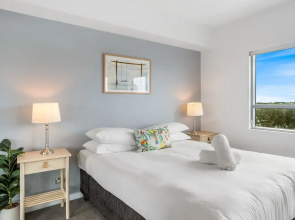 Feel The Sea Breeze: 1-bed With Pool, Gym & Views
