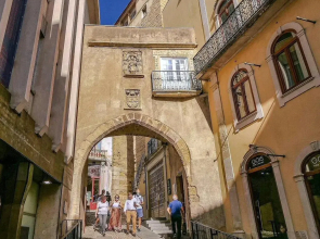 2-beds, Sleeps 4, 10 min Drive to Central Coimbra
