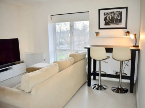Trendy 2 Bedroom Apartment Near City Centre