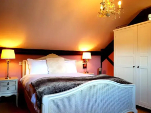 No 6 The Square Tearooms & Accommodation
