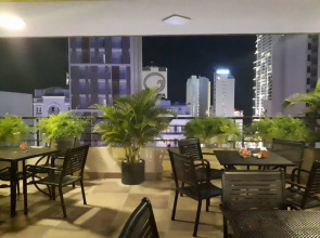 Maple Leaf Hotel & Apartment