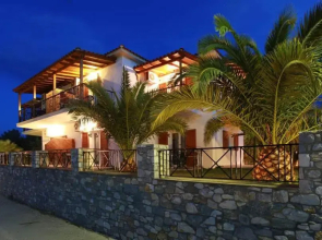 Pavlos Maria Studios Double white room w 2 beds