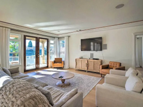 Luxe Getaway w/ Riverfront Views in Grants Pass!