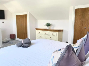 Modern 4-bed Cottage Llanwrst Town Centre & Parking - Snowdonia! near Betws-y-Coed