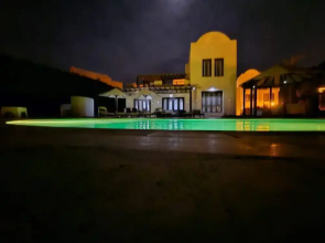 Villa - Sleeps 6 - Heated Pool - Garden - Parking