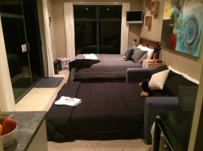 Modern BNB unit with Wifi and Breakfast