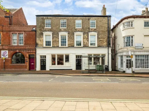 2 Bdr Modern Living in The Old Bank Hse