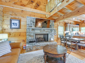 Cozy Retreat w/ Deck & Sapphire Resort Access!