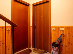 Scarlet Apartment with Garden