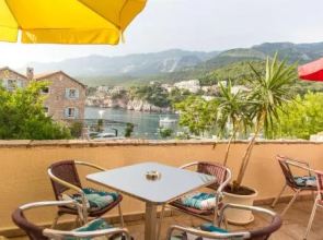 Stone Beach Apartments