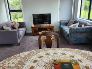 Brand New Two-Bedroom Cosy Cottage with Hobbit House sleep-out