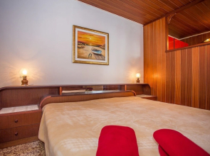 Apartments and rooms Anita