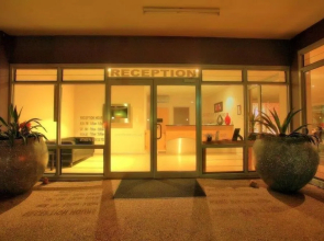 Mayfair Motel Emerald