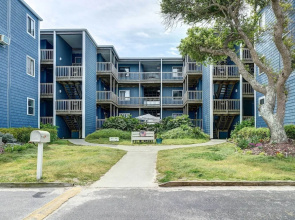 Oceanfront Topsail Beach Retreat - Steps to Shore!