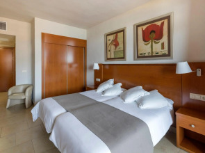 Отель Las Palmeras Affiliated by FERGUS 