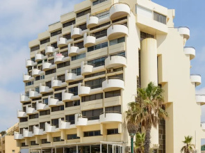 3BR Apt Steps from Sea W Parking