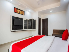 Capital O 42035 Hotel Raj Ganga