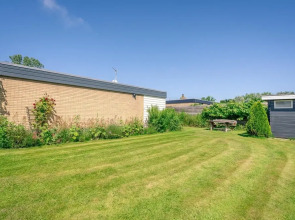 Modernly Furnished 6-person Bungalow in the Seaside Resort of De Koog