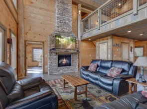 Great Smoky Lodge, 7 BR, New Construction, Pets, WiFi, Hot Tub, Sleeps 20