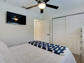 2 Mi to Bonita Beach: Bbq-ready Townhome!