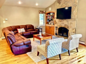 O7 Slopeside Bretton Woods Resort cottage with upscale stylings cozy decor tons of space