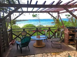 Ken's Beachfront Cafe & Lodge, BH2, Oceanfront with Free Kayak Rental