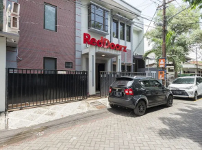 RedDoorz near Grand City Mall 2