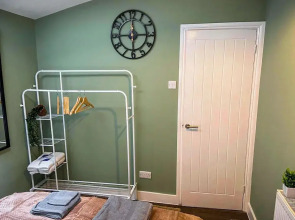 Stylish Home for 6 in Reading