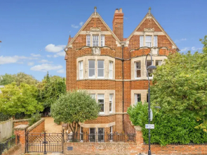 4 Bedroom Canalside Family Home in Oxford