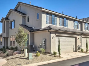 Washington Townhome w/ Patio + Resort Perks!