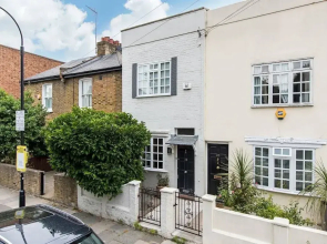 Delightful 2-bed Home, Fulham